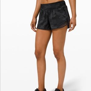 Lululemon Hotty Hot LR Short 2.5 Lined Size 4
